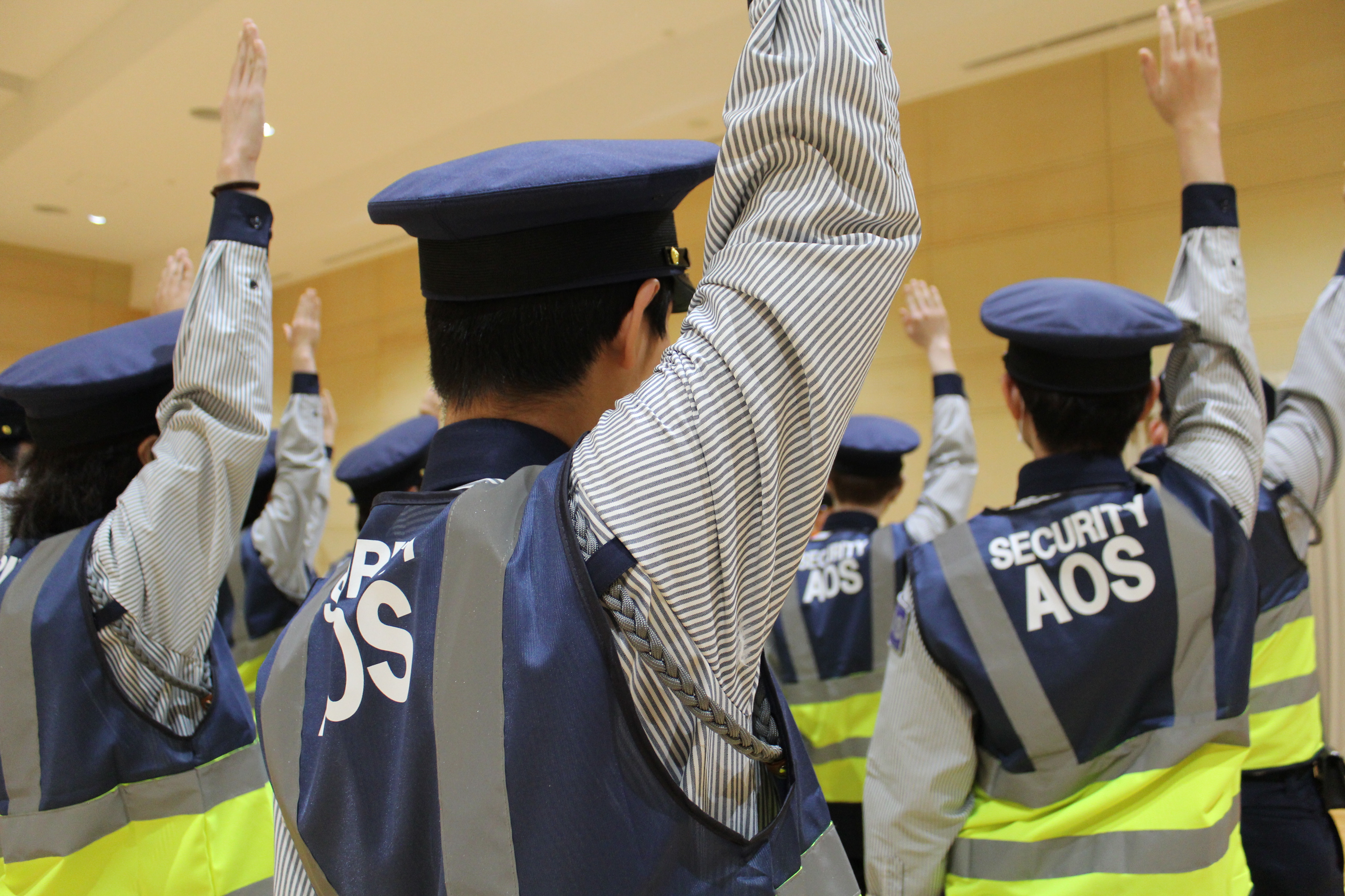 手をあげる新入社員